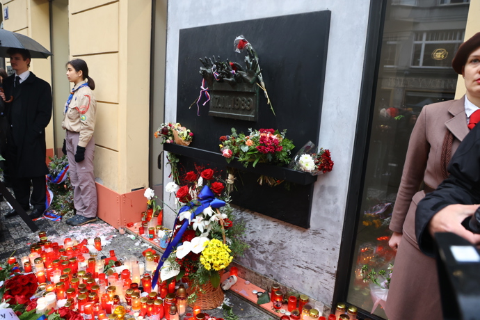 FOTO: Zapálené svíčky na Národní třídě. – stránka 16