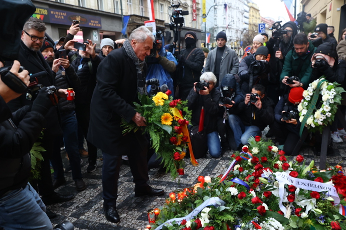 FOTO: Politici na Národní třídě při příležitosti Dne boje za svobodu a demokracii. – stránka 21