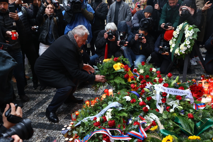 FOTO: Politici na Národní třídě při příležitosti Dne boje za svobodu a demokracii. – stránka 20
