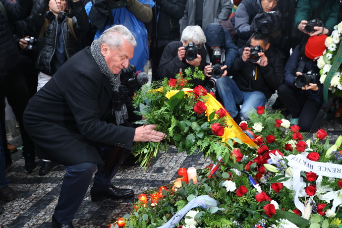 FOTO: Politici na Národní třídě při příležitosti Dne boje za svobodu a demokracii. – stránka 19