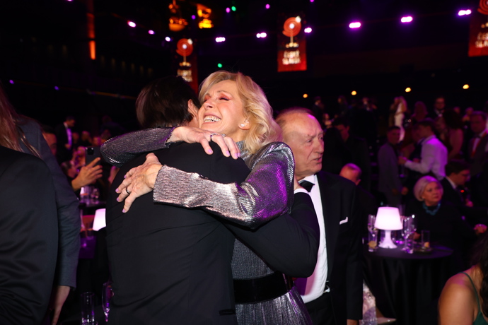 FOTO: Helena Vondráčková se radovala z úspěchu Václava Noida Bárty. – stránka 2