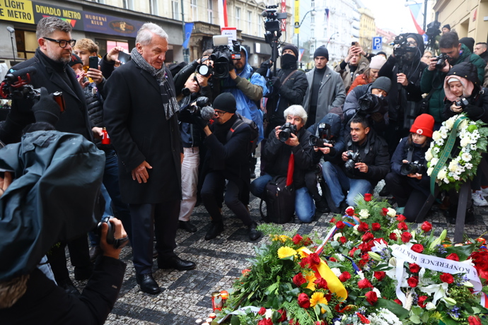 FOTO: Politici na Národní třídě při příležitosti Dne boje za svobodu a demokracii. – stránka 18
