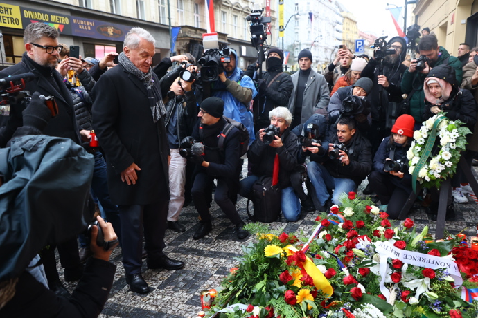 FOTO: Politici na Národní třídě při příležitosti Dne boje za svobodu a demokracii. – stránka 17