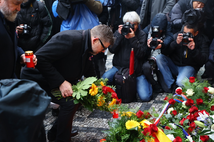 FOTO: Politici na Národní třídě při příležitosti Dne boje za svobodu a demokracii. – stránka 16