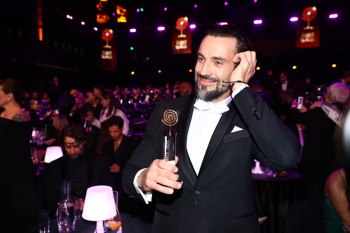 FOTO: Václav Noid Bárta s cenou. – stránka 60