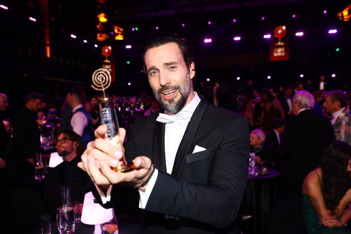 FOTO: Václav Noid Bárta je z cen nadšený. – stránka 59