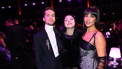 FOTO: Návrhář Boris Král po boku Alžběty Ferencové a Pam Rabbit.