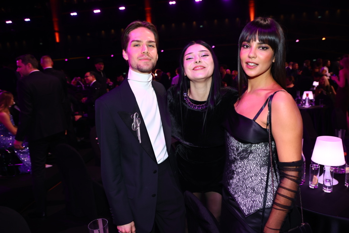 FOTO: Návrhář Boris Král po boku Alžběty Ferencové a Pam Rabbit.