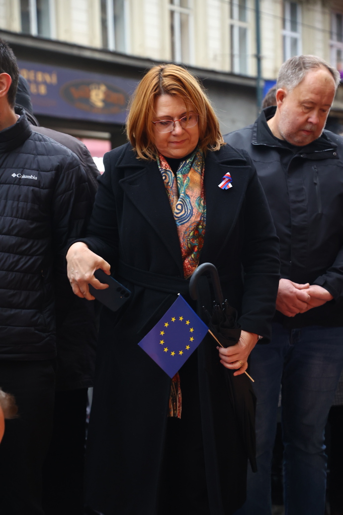 FOTO: Politici na Národní třídě při příležitosti Dne boje za svobodu a demokracii. – stránka 27