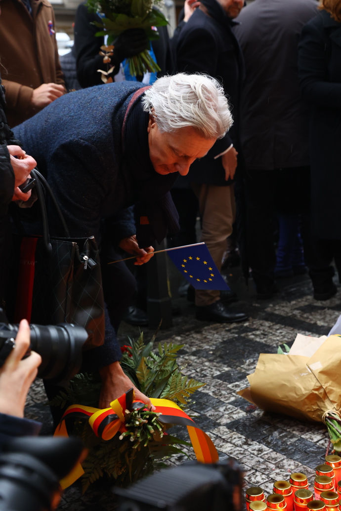 FOTO: Politici na Národní třídě při příležitosti Dne boje za svobodu a demokracii. – stránka 26