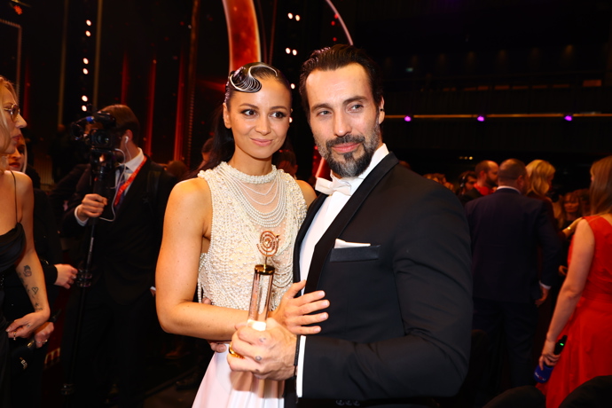 FOTO: Po boku měl svou krásnou ženu. – stránka 22