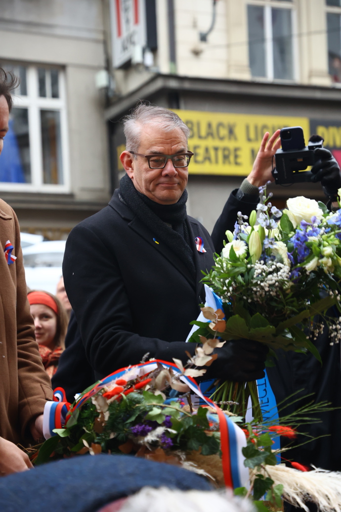 FOTO: Politici na Národní třídě při příležitosti Dne boje za svobodu a demokracii. – stránka 25