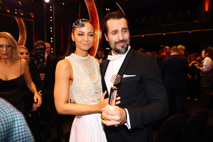 FOTO: Václav Noid Bárta se svou ženou Eliškou. – stránka 18