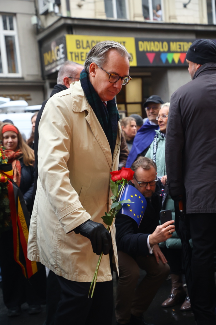 FOTO: Politici na Národní třídě při příležitosti Dne boje za svobodu a demokracii. – stránka 24