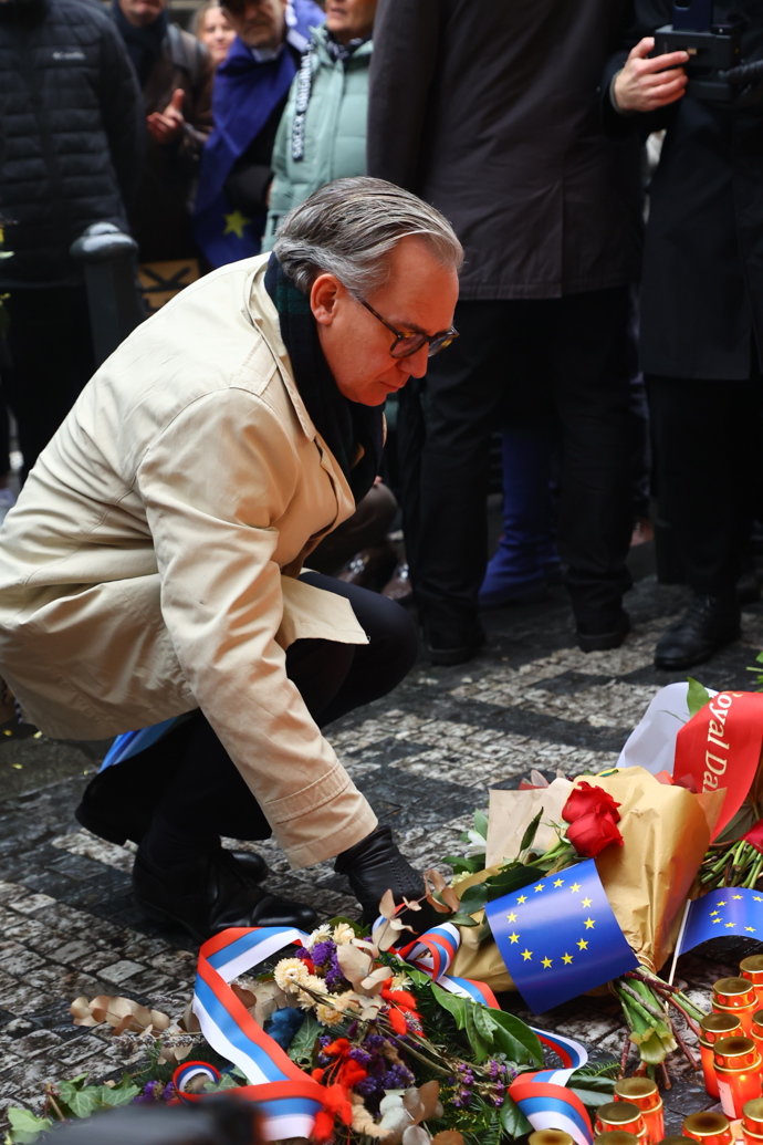 FOTO: Politici na Národní třídě při příležitosti Dne boje za svobodu a demokracii. – stránka 22