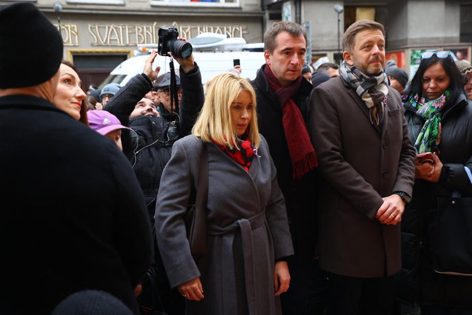 FOTO: Politici na Národní třídě při příležitosti Dne boje za svobodu a demokracii. – stránka 36