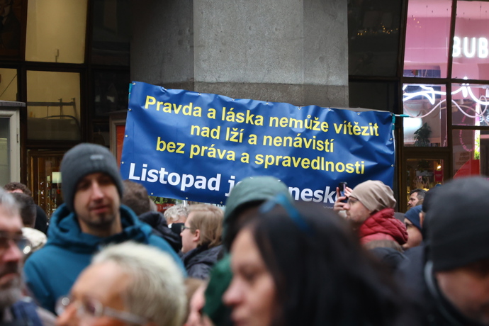 FOTO: Politici na Národní třídě při příležitosti Dne boje za svobodu a demokracii. – stránka 35