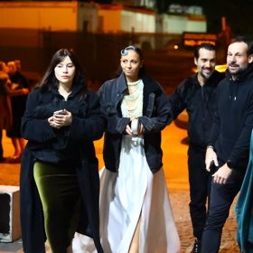 Václav Noid Bárta doprovází svou ženu, která míří domů.
