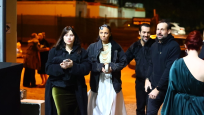 FOTO: Václav Noid Bárta doprovází svou ženu, která míří domů.