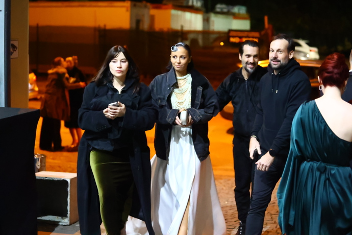 FOTO: Václav Noid Bárta doprovází svou ženu, která míří domů. – stránka 16