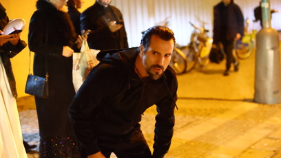 FOTO: Vašek vyhlíží taxíka.