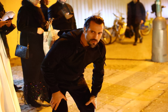 FOTO: Vašek vyhlíží taxíka. – stránka 132