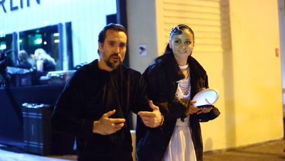 FOTO: Manželé Bártovi odcházejí z Hudebního divadla Karlín.