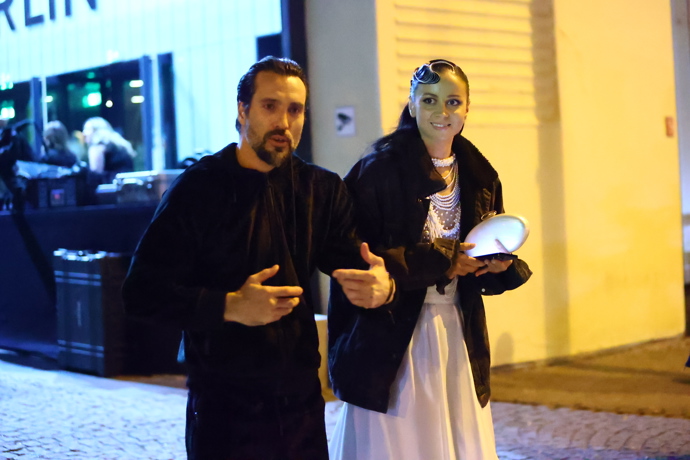 FOTO: Manželé Bártovi odcházejí z Hudebního divadla Karlín. – stránka 9