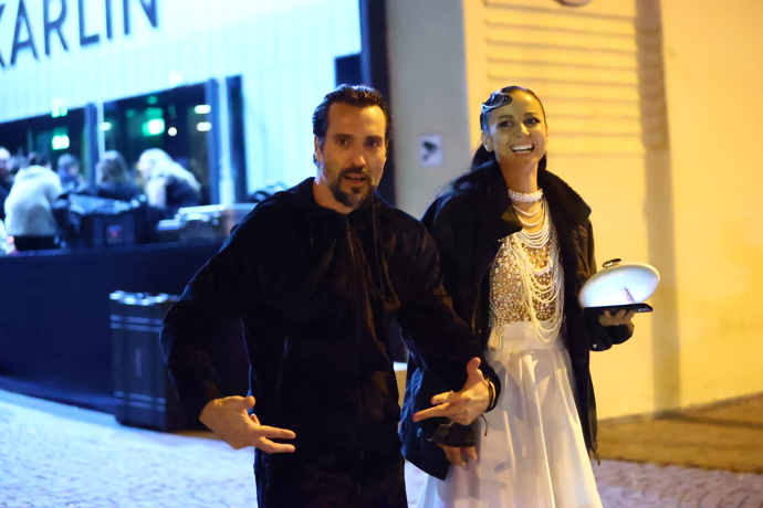 FOTO: Vašek jako správný gentleman doprovodil svou ženu k autu. – stránka 8