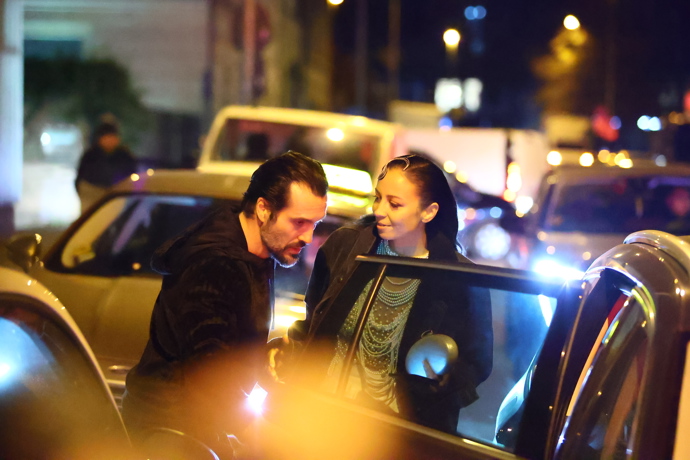 FOTO: Vašek se svou ženou u taxíka. – stránka 7