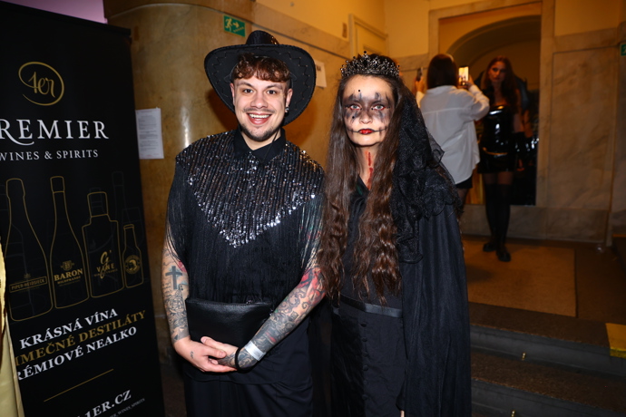 FOTO: Lucas s kamarádkou. – stránka 23