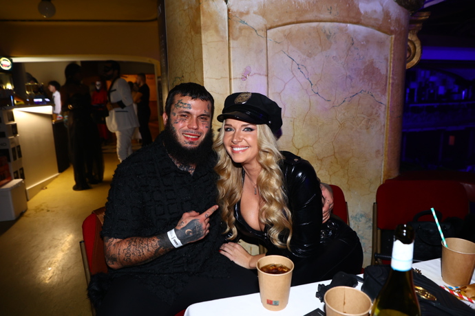 FOTO: Leo Beránek si užíval pozornost slečny.