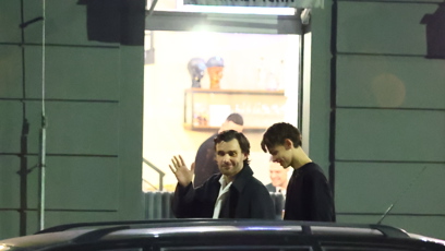 FOTO: Leoš Mareš na odchodu se synem.