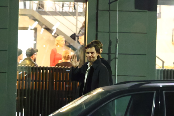 FOTO: Leoš Mareš zamával. – stránka 151