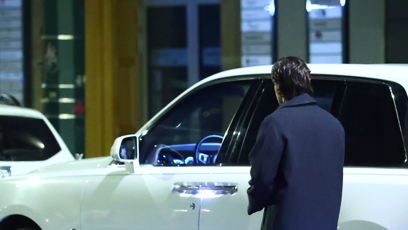 FOTO: Leoš Mareš nastupuje do svého vozu.