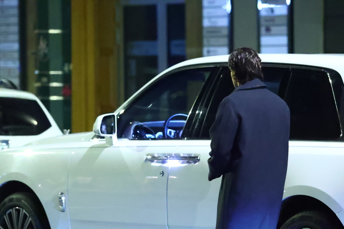 FOTO: Leoš Mareš nastupuje do svého vozu. – stránka 149