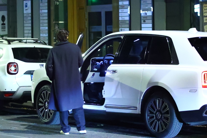 FOTO: Leoš Mareš odjíždí z afterparty. – stránka 148