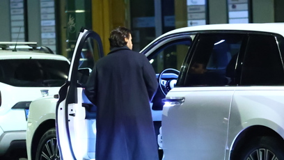 FOTO: Leoš Mareš nastupuje do svého auta.