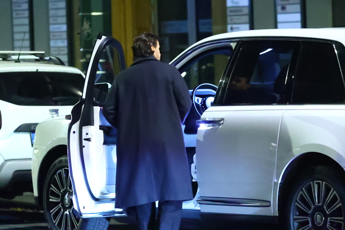 FOTO: Leoš Mareš nastupuje do svého auta. – stránka 147