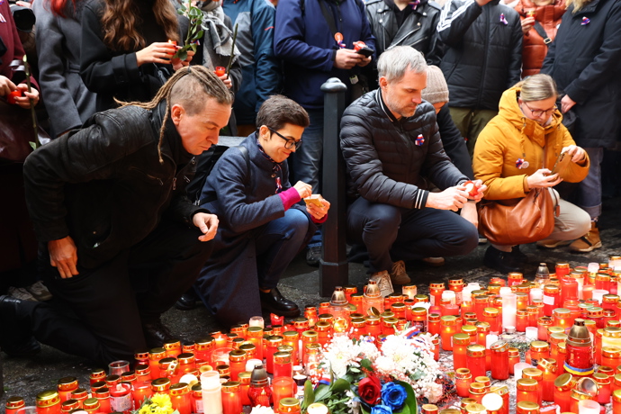 FOTO: Olga Richterová, Ivan Bartoš a Zdeněk Hřib na Národní třídě. – stránka 1