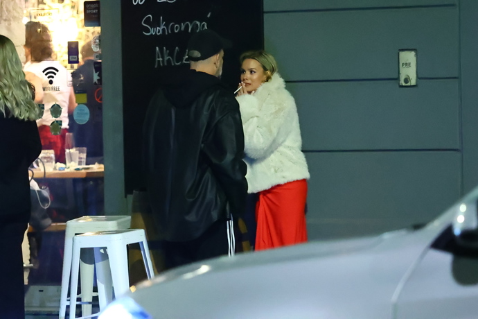 FOTO: Solaříková venku na cigaretě. – stránka 1