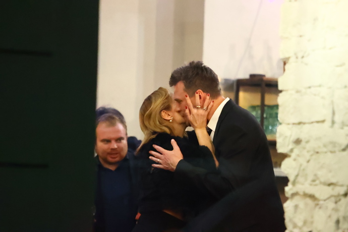 FOTO: Došlo i na polibky. – stránka 18