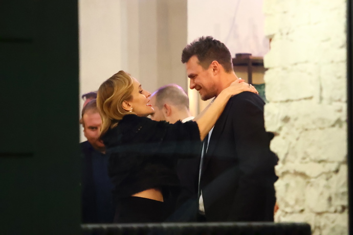 FOTO: Dvojice se vřele objímala. – stránka 15