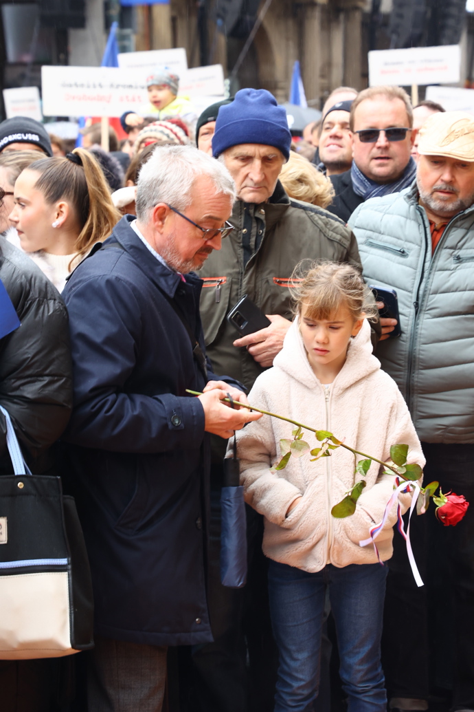 FOTO: Veřejnost na Národní třídě během oslav 17. listopadu. – stránka 7