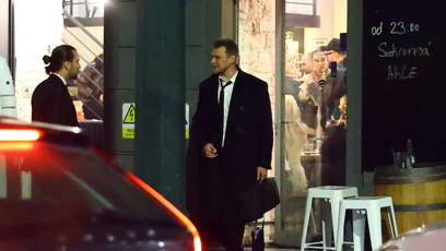 FOTO: Vojta Dyk odchází z afterparty.