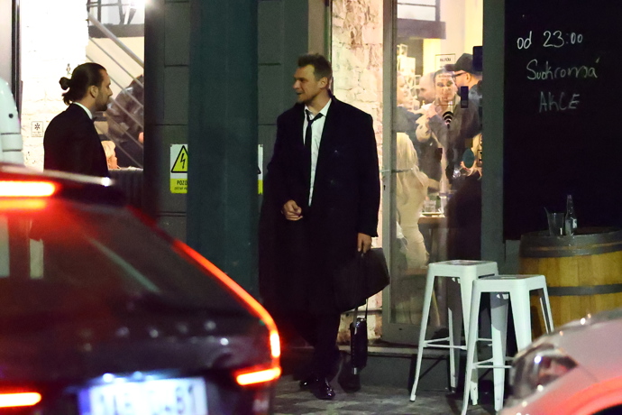 FOTO: Vojta Dyk odchází z afterparty. – stránka 4