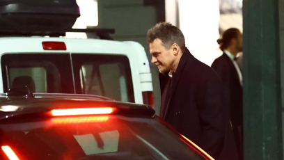 FOTO: Vojta Dyk nastupuje do vozu.