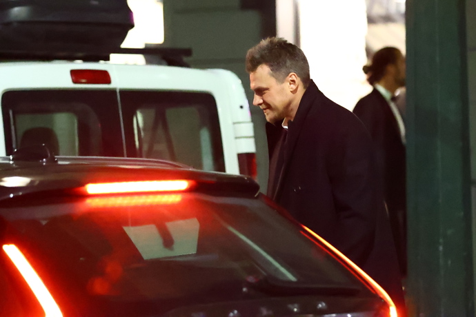 FOTO: Vojta Dyk nastupuje do vozu. – stránka 2