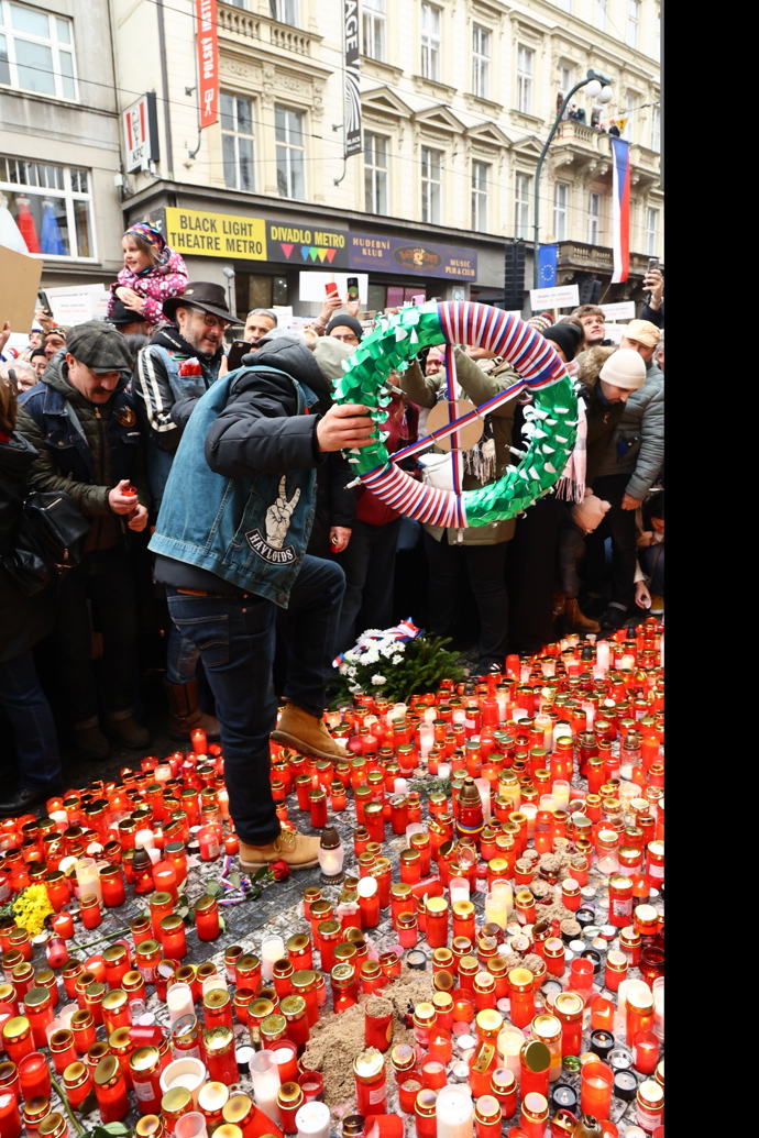 FOTO: Veřejnost na Národní třídě během oslav 17. listopadu. – stránka 8