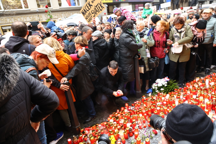FOTO: Veřejnost na Národní třídě během oslav 17. listopadu. – stránka 10